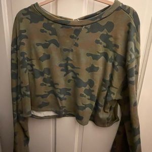 Cropped camo sweatshirt